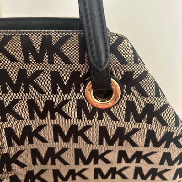 - Michael Kors Jet Set Block Canvas Large Tote - Picture 9 of 11